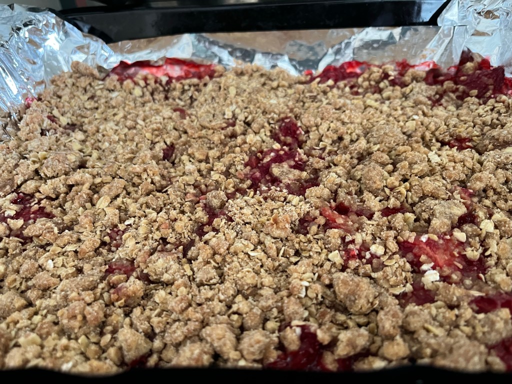 Strawberry raspberry crumble
