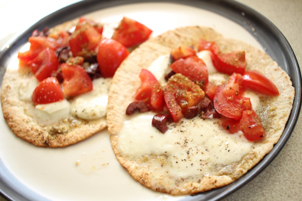 Mozzarella, olive & za’atar&nbsp;pizzettes